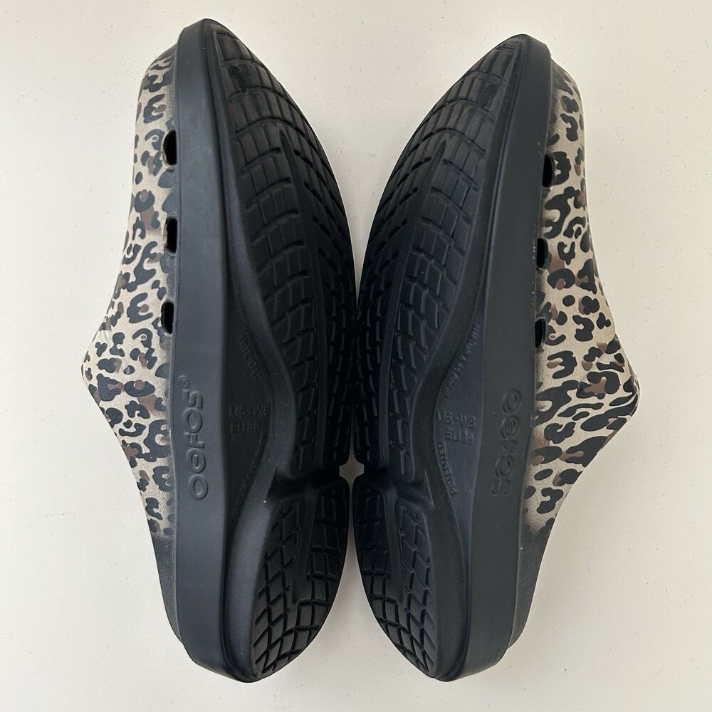 Oofos OOcloog Leopard Womens Size 8 Slip On Mules Clogs Recovery Limited Edition - Picture 6 of 9